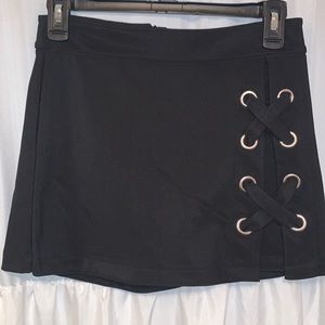 Size M black skort